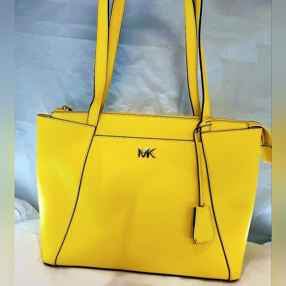 NWT MICHAEL KORS Maddie Medium Crossgrain Leather Tote, 30S8GN2T2L